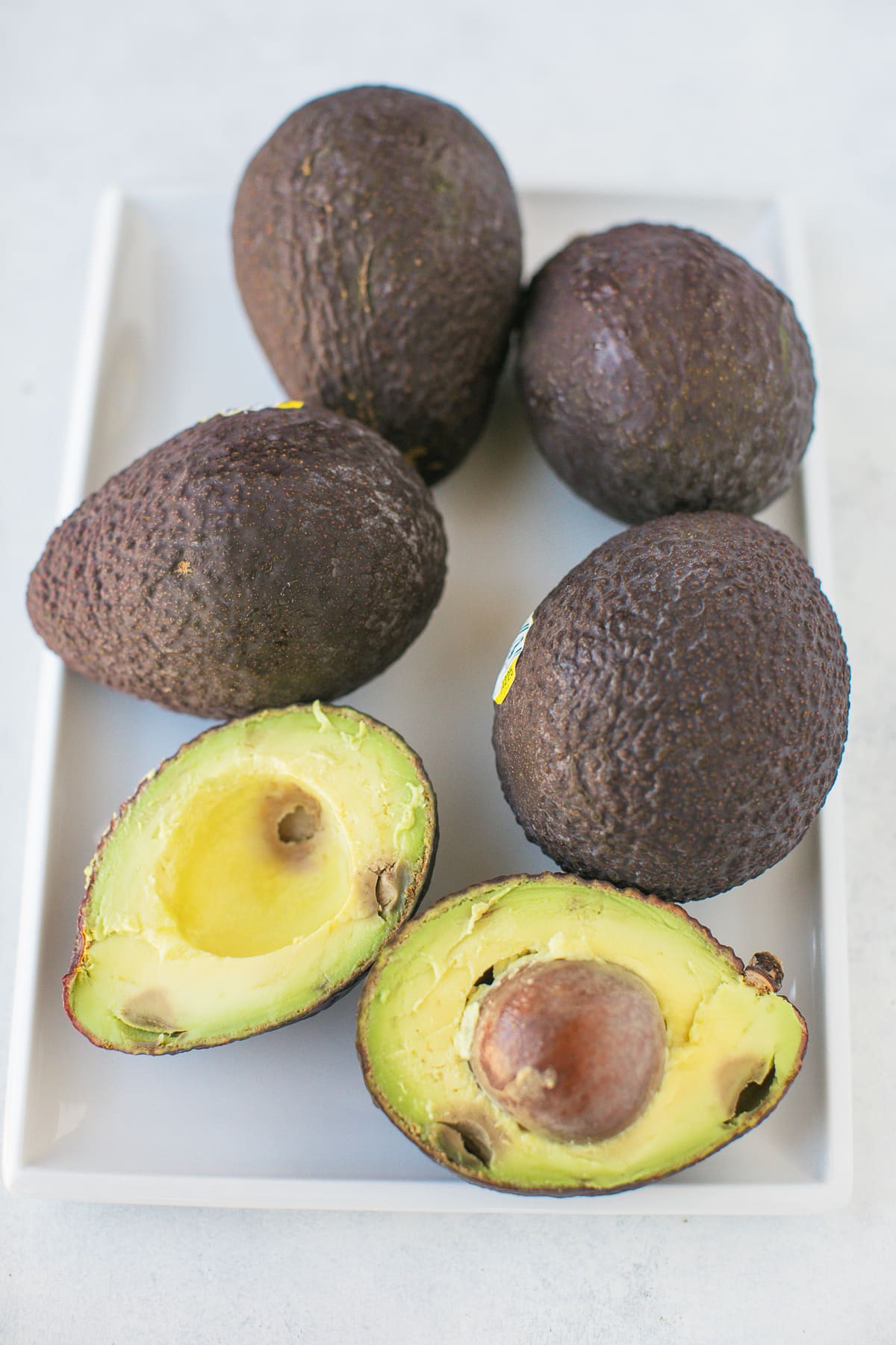 https://www.cleaneatingkitchen.com/wp-content/uploads/2020/04/how-to-freeze-ripe-avocados-1.jpg