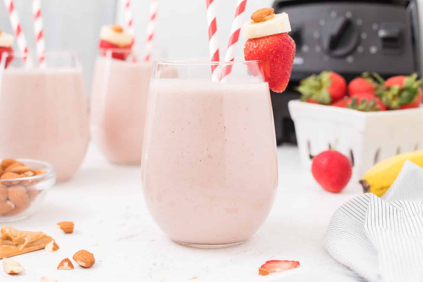 https://www.cleaneatingkitchen.com/wp-content/uploads/2020/06/strawberry-banana-oat-smoothie-1.jpg