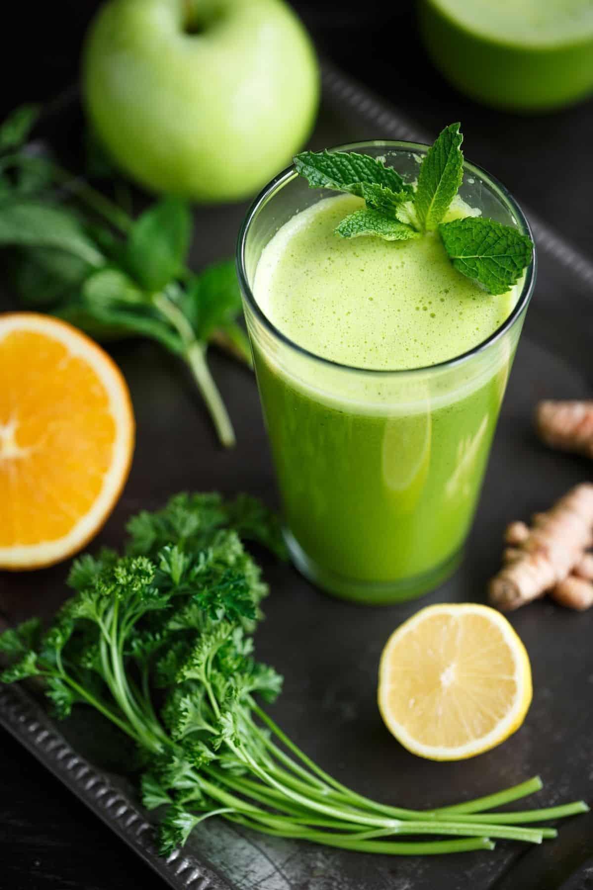 https://www.cleaneatingkitchen.com/wp-content/uploads/2021/01/green-juice-served-with-mint-parsley-lemon-and-apple.jpg