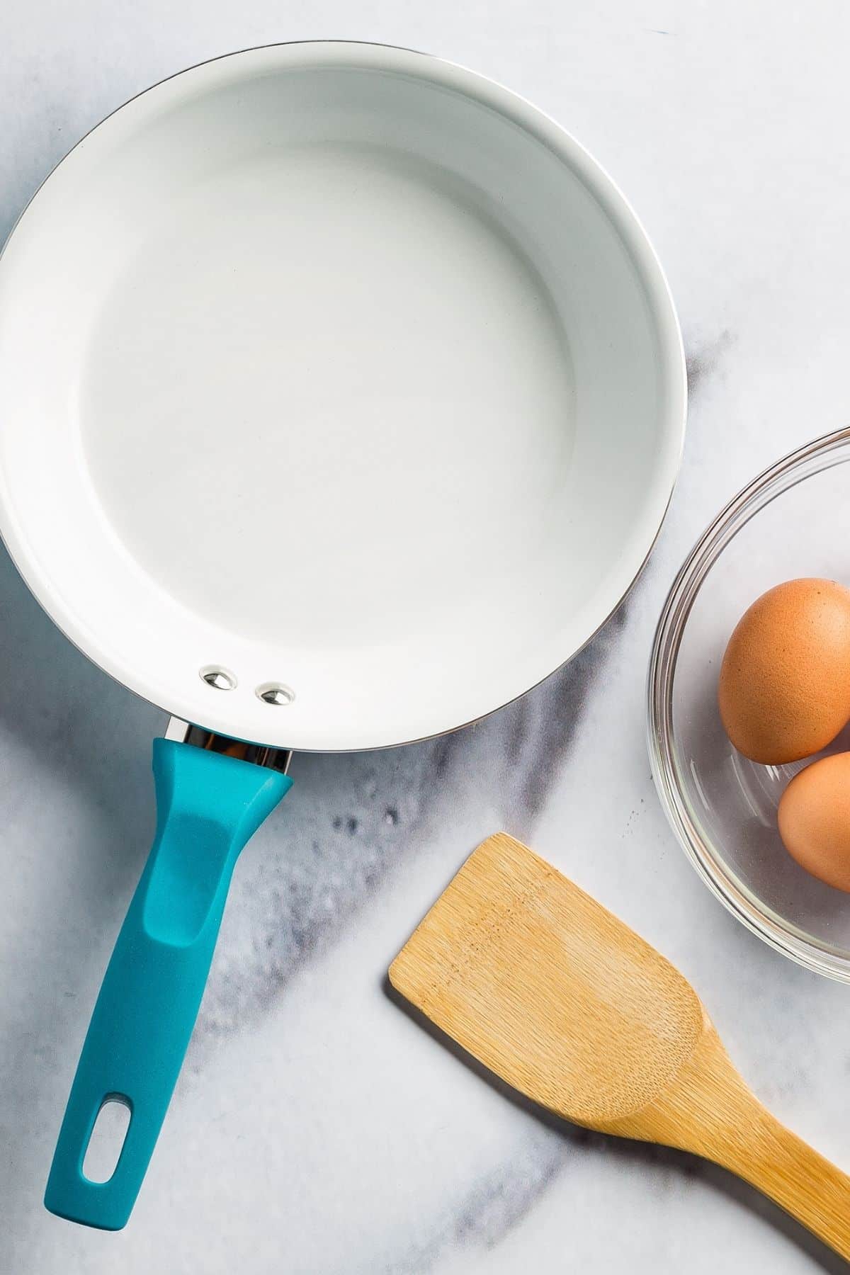 https://www.cleaneatingkitchen.com/wp-content/uploads/2021/02/ceramic-skillet-with-eggs.jpg