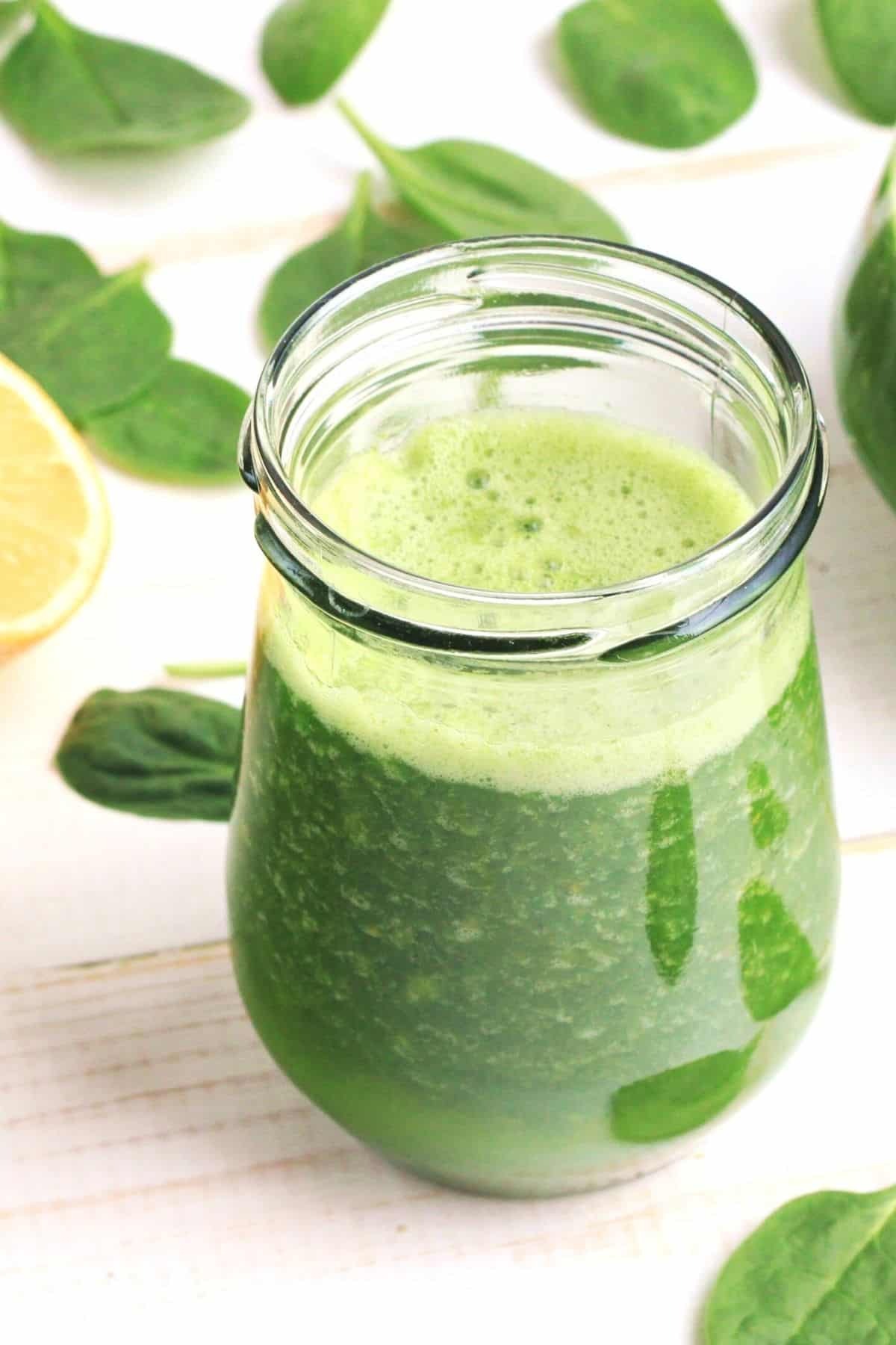 https://www.cleaneatingkitchen.com/wp-content/uploads/2021/06/vitamix-green-juice-with-spinach-and-lemon.jpg