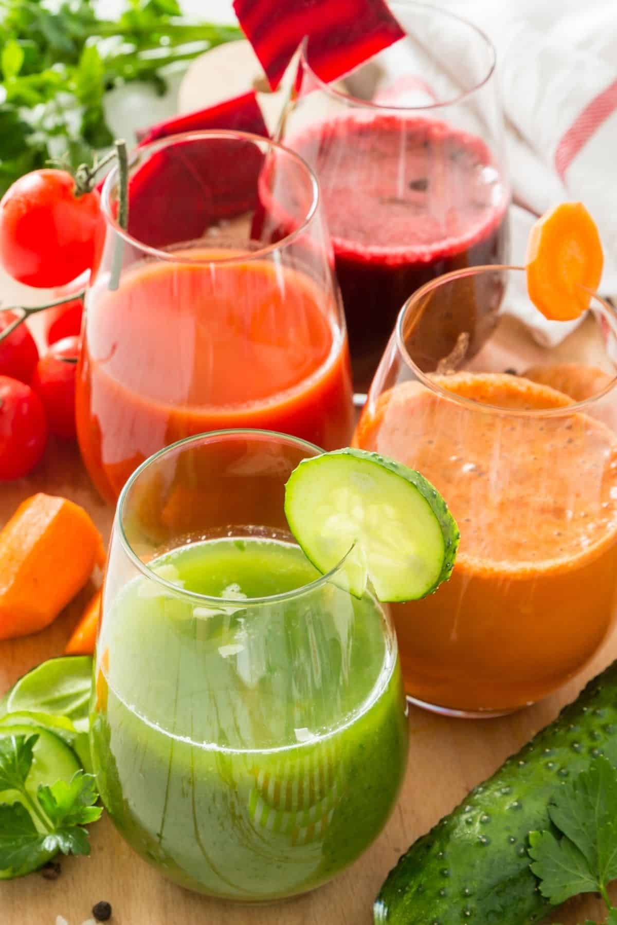 https://www.cleaneatingkitchen.com/wp-content/uploads/2021/08/fresh-juices-on-a-table.jpg