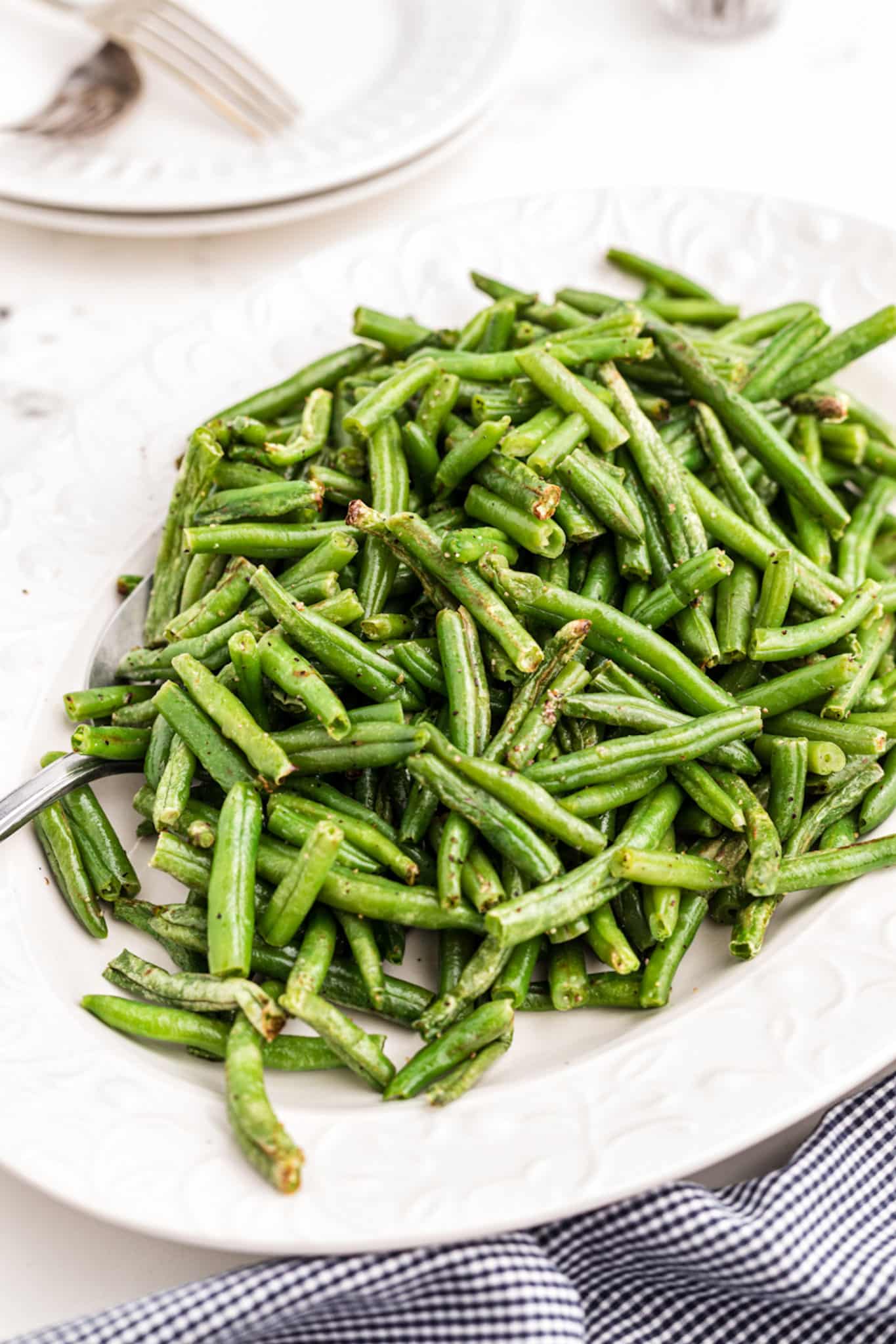 https://www.cleaneatingkitchen.com/wp-content/uploads/2021/11/air-fryer-frozen-cooked-green-beans-hero-scaled.jpg