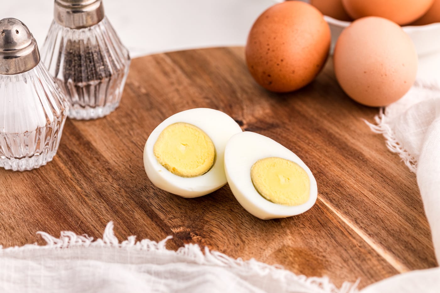 https://www.cleaneatingkitchen.com/wp-content/uploads/2022/01/crockpot-hard-boiled-eggs-hero.jpg