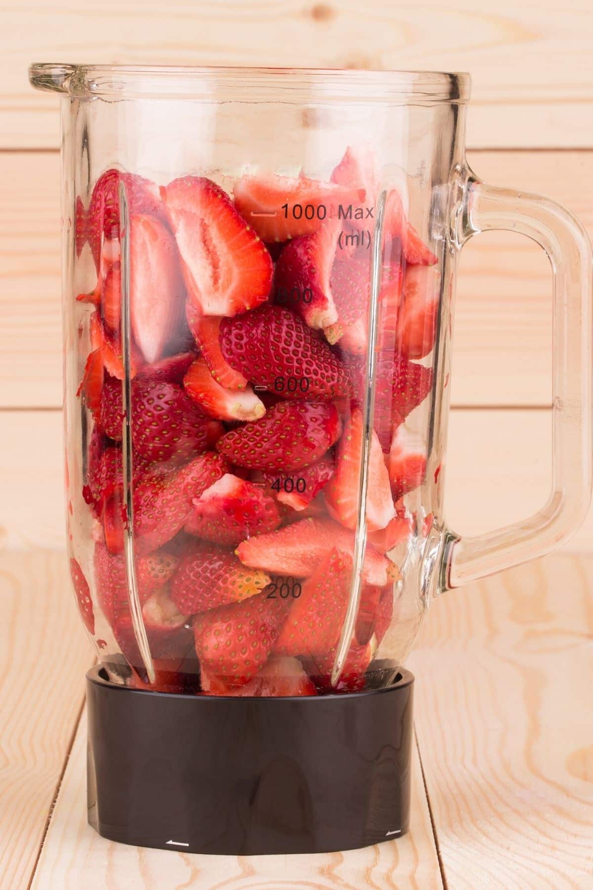 https://www.cleaneatingkitchen.com/wp-content/uploads/2022/05/strawberries-in-blender.jpg