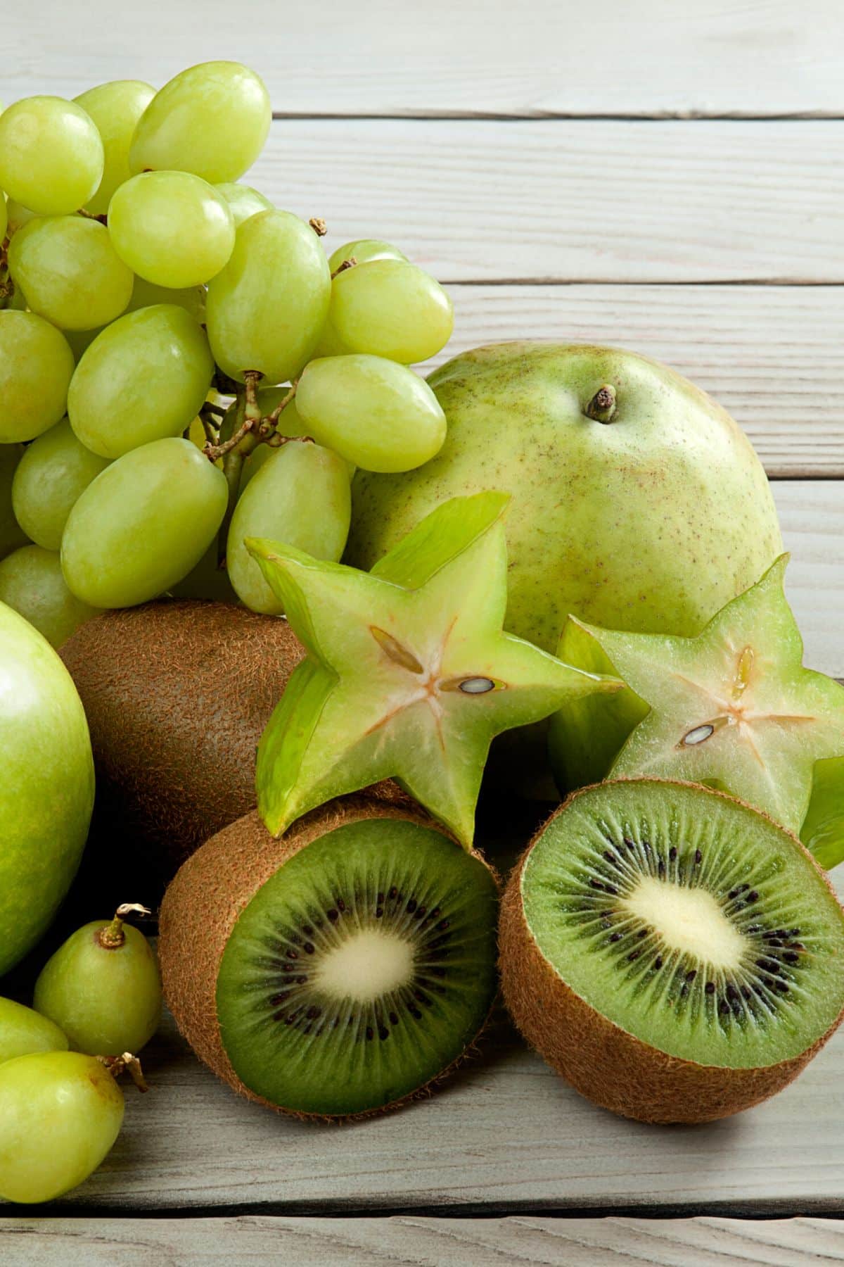 https://www.cleaneatingkitchen.com/wp-content/uploads/2022/07/green-fruits-on-a-tabletop.jpg