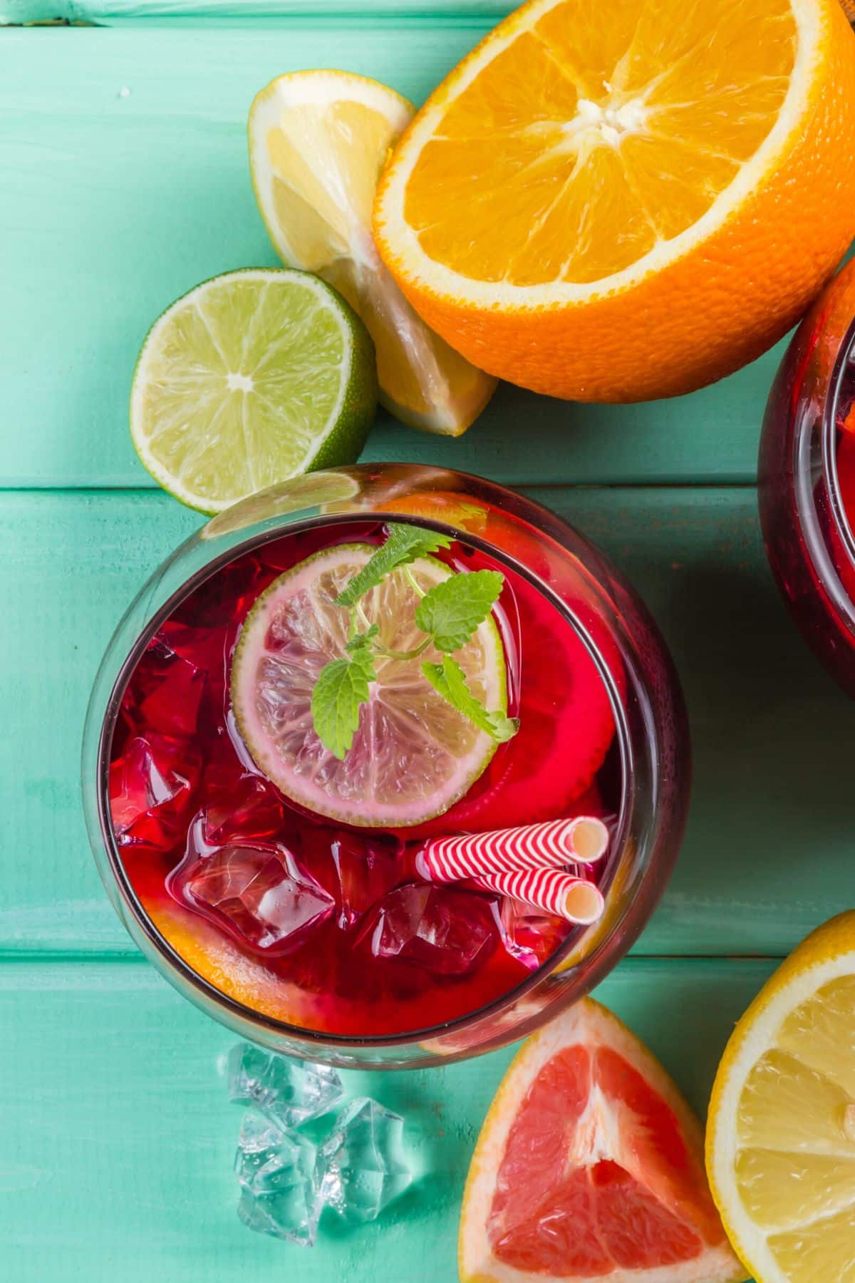 https://www.cleaneatingkitchen.com/wp-content/uploads/2022/07/sangria-mocktail-with-orange-and-lime.jpg