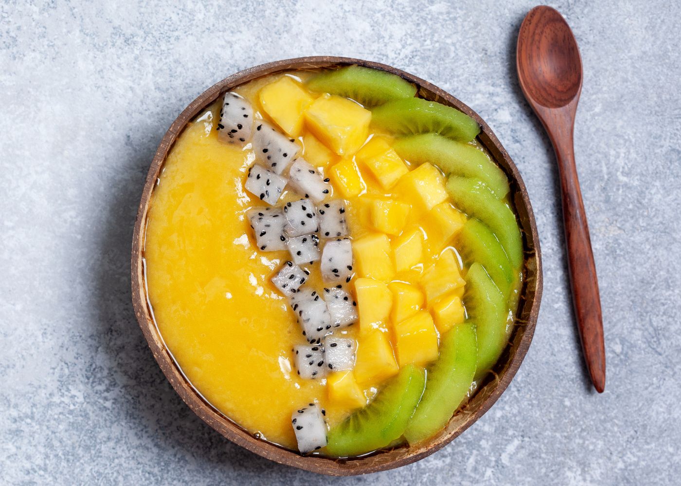 https://www.cleaneatingkitchen.com/wp-content/uploads/2022/09/smoothie-bowl-with-fresh-soft-fruits.jpg