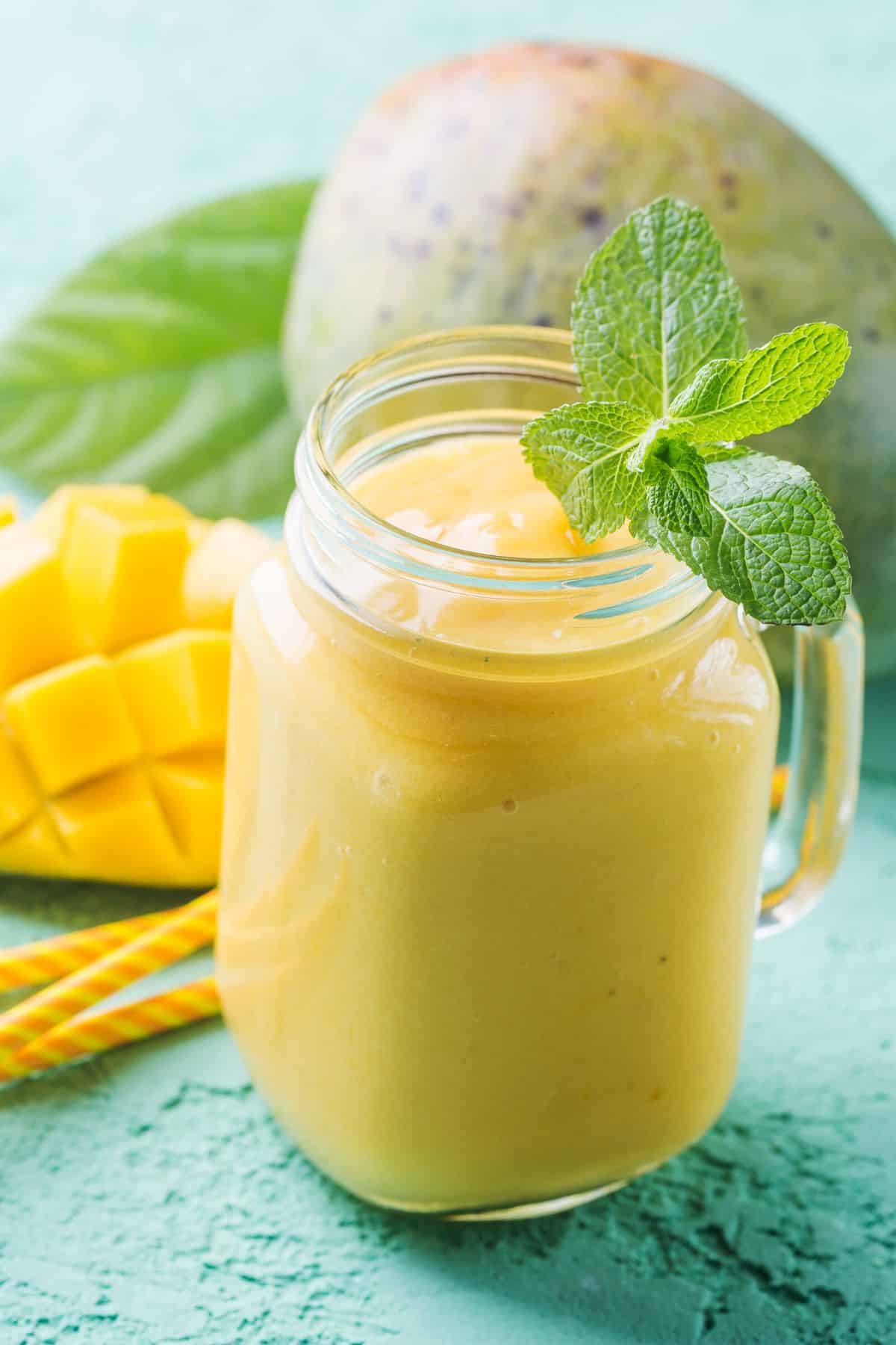 https://www.cleaneatingkitchen.com/wp-content/uploads/2022/09/yellow-smoothie-in-a-jar.jpg