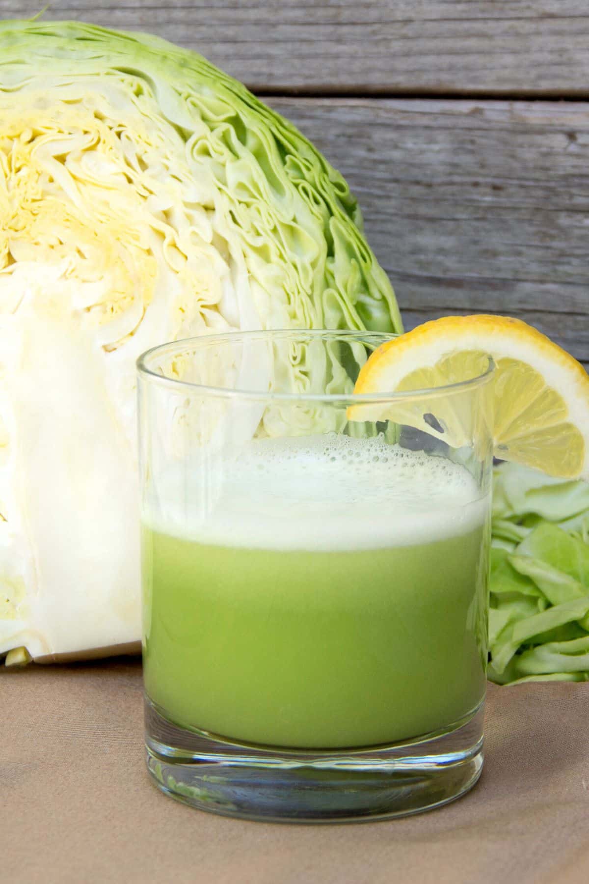 https://www.cleaneatingkitchen.com/wp-content/uploads/2022/12/cabbage-juice-in-glass-with-slice-of-lemon-hero.jpg