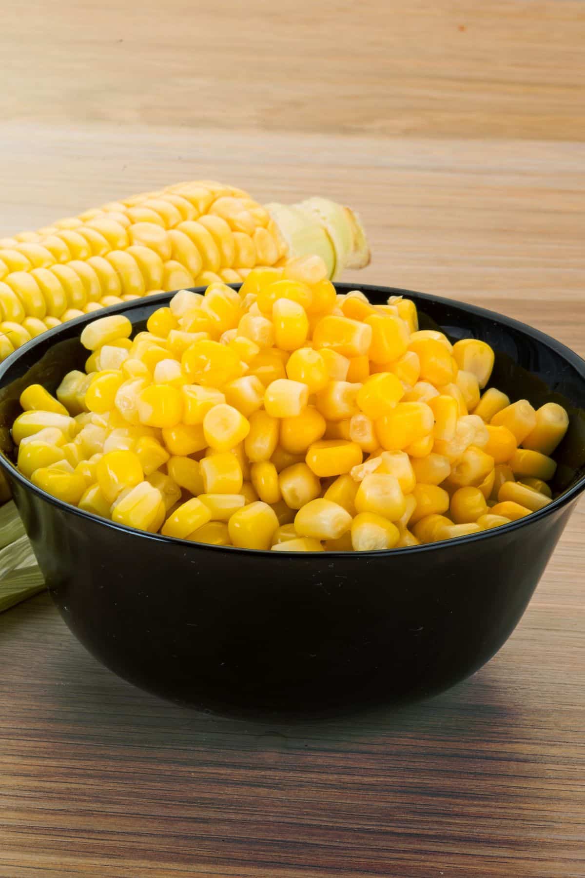 fresh corn kernels in bowl.